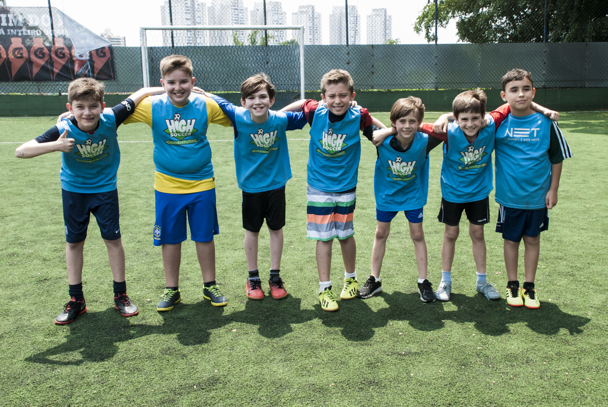 abraçados os jogadores fazem a foto