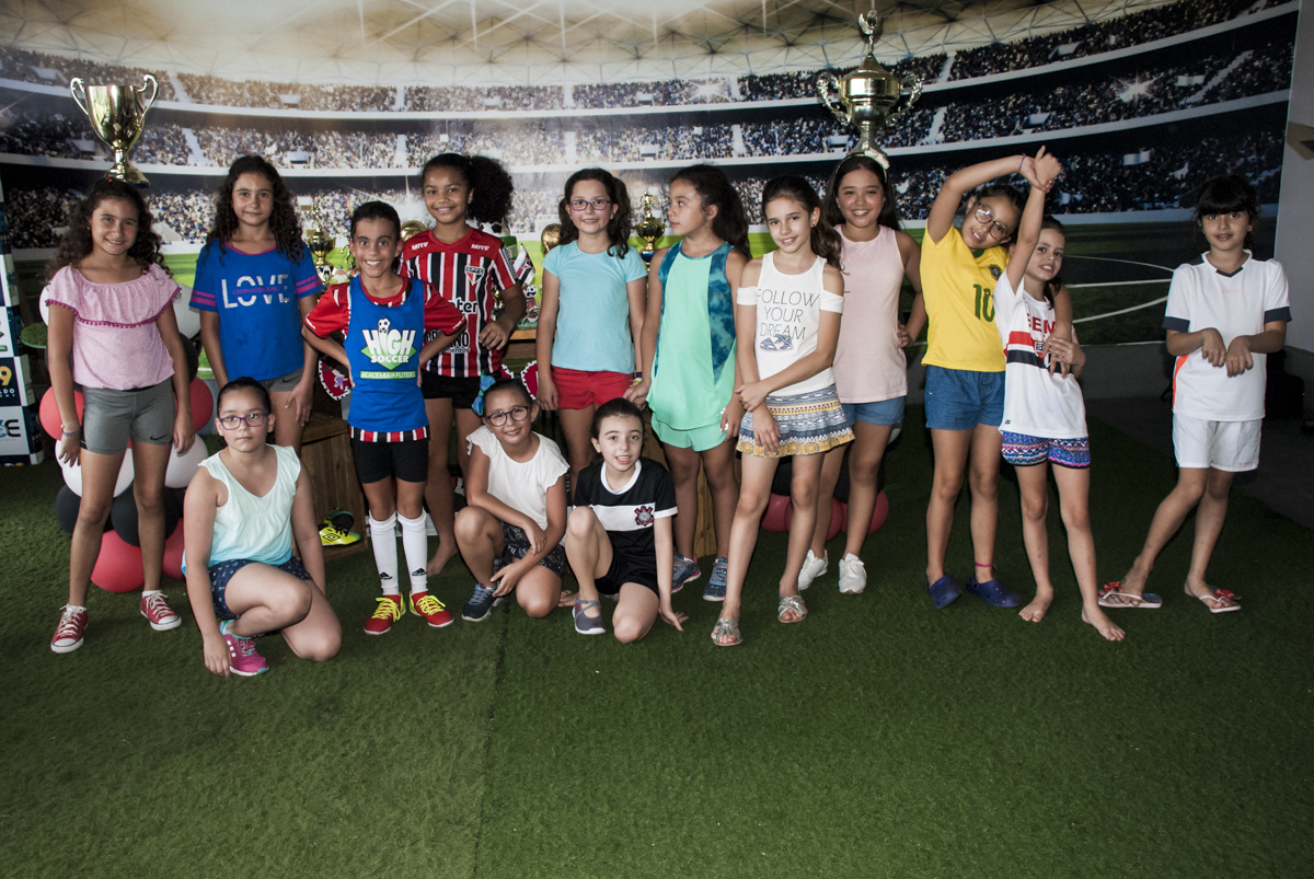 As meninas posam para a foto