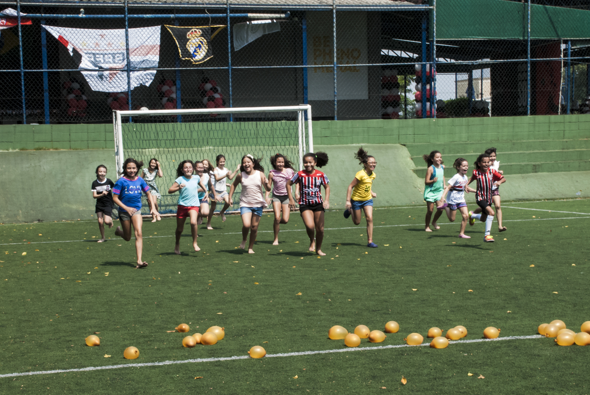 As crianças curtem brincar no calor com bexiga co água