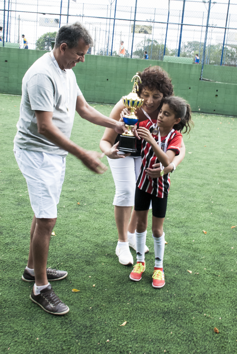recebendo a taça de campeã