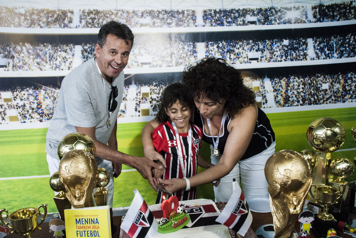 cortando o primeiro pedaço de bolo