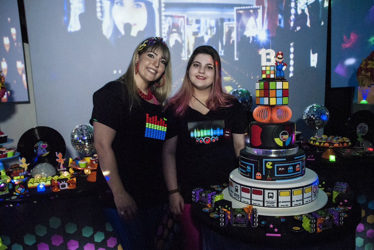 mãe e filha posando para a fot