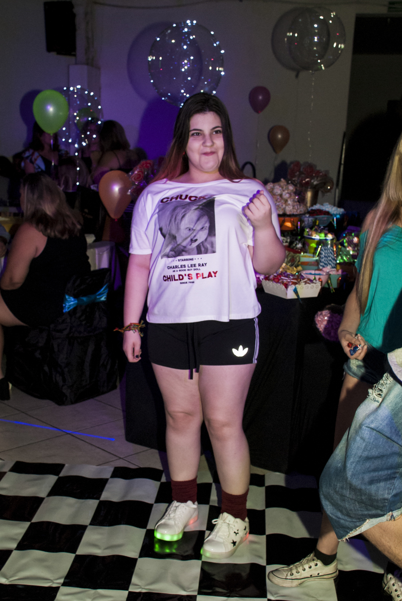 na porta do buffet esperando os amigos