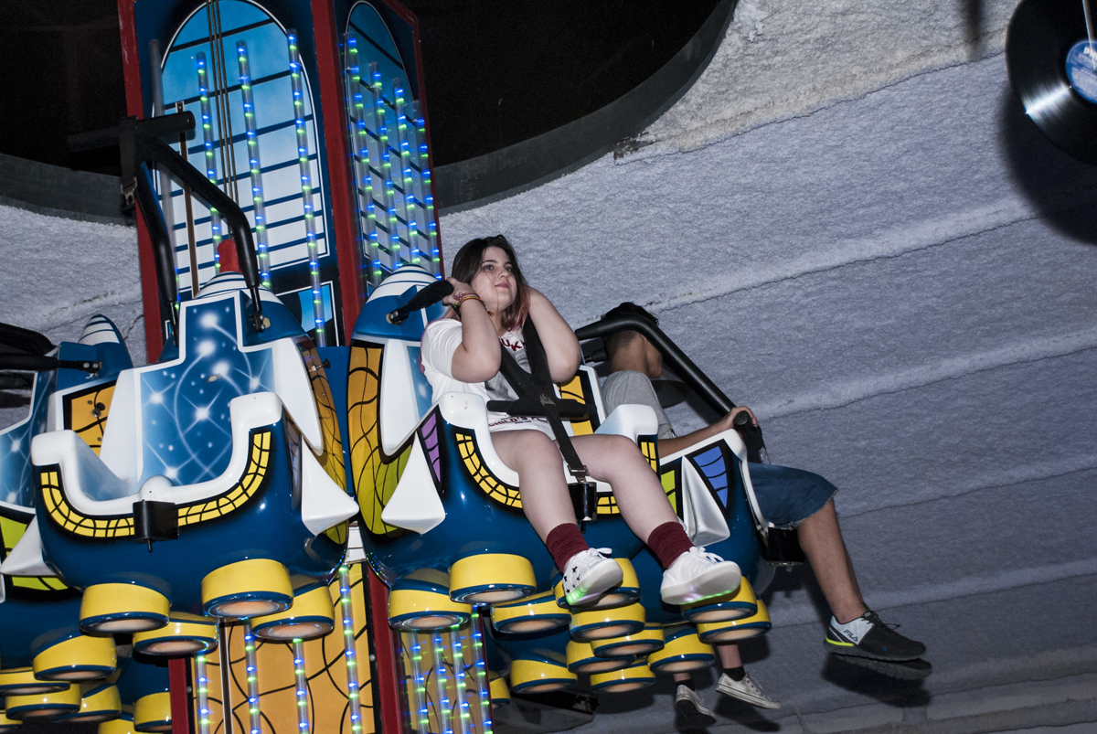 curtindo no brinquedo elevador