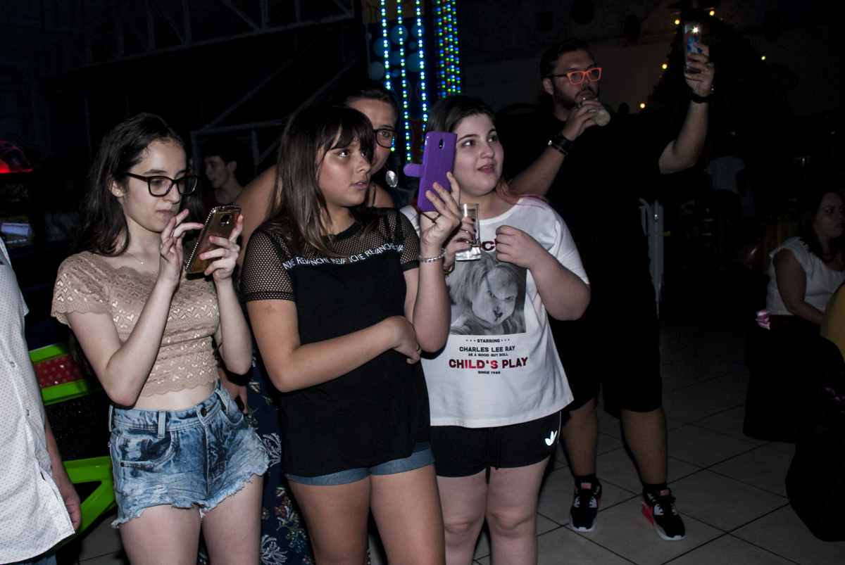 todos com os olhares para o robô