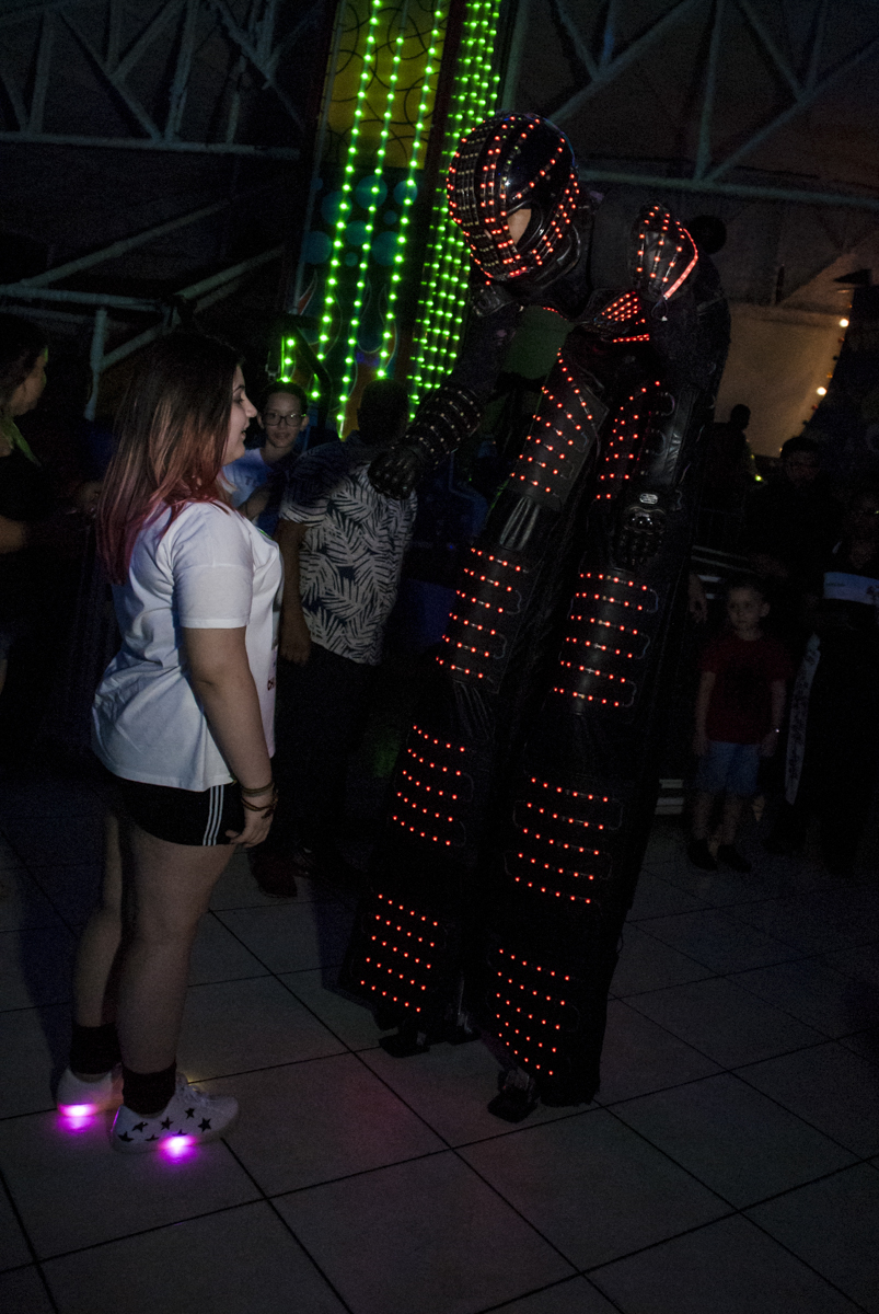 recebe o robô com muita a alegria