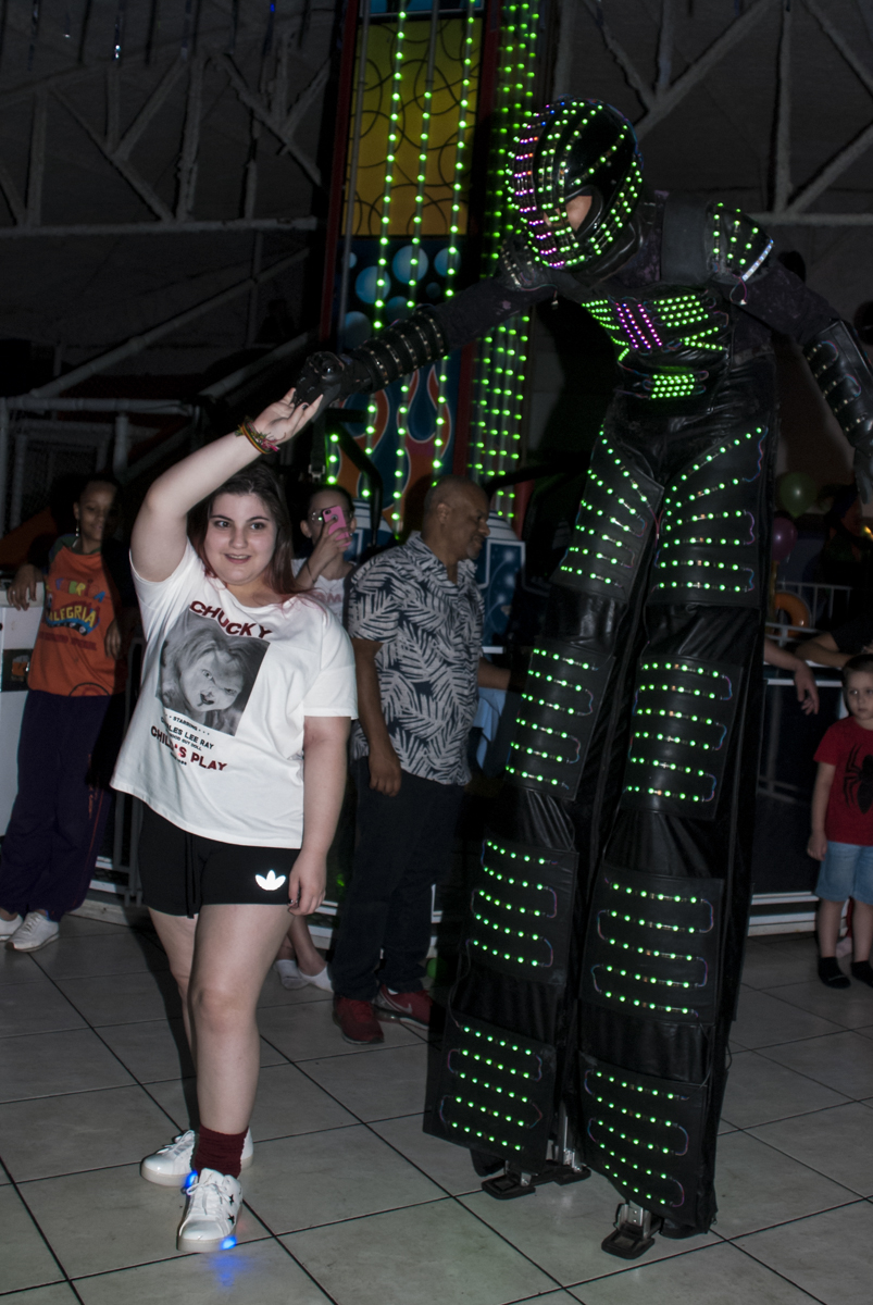 dançando com o robô gigante
