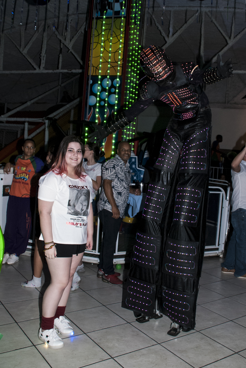 posando para a foto com o novo amigo