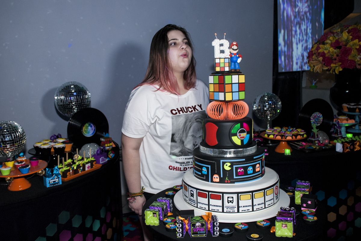 soprando a vela do bolo