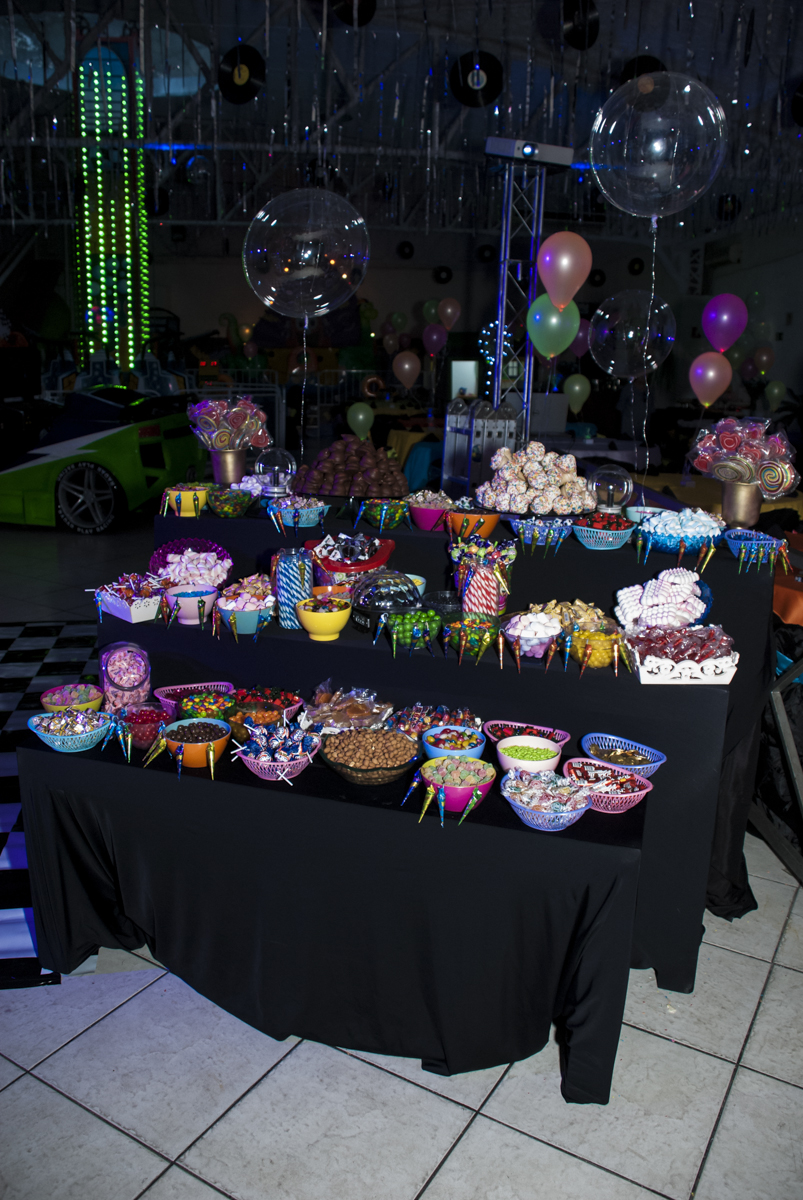 mesa de doces e guloseimas