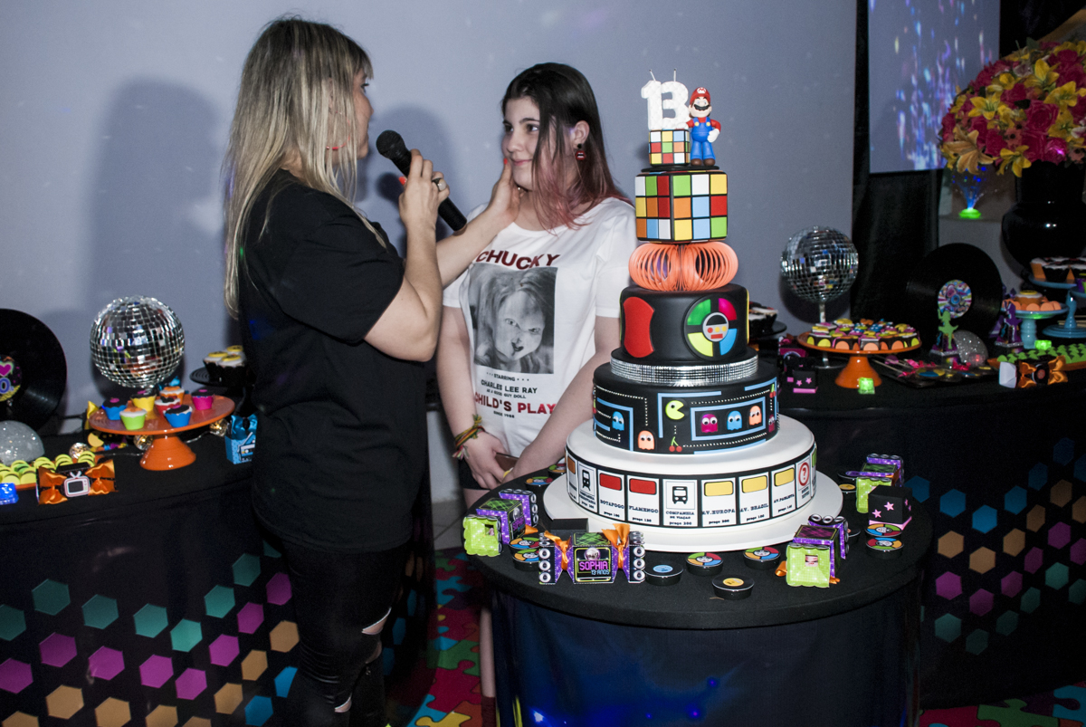 olhar carinhoso de mãe para filha