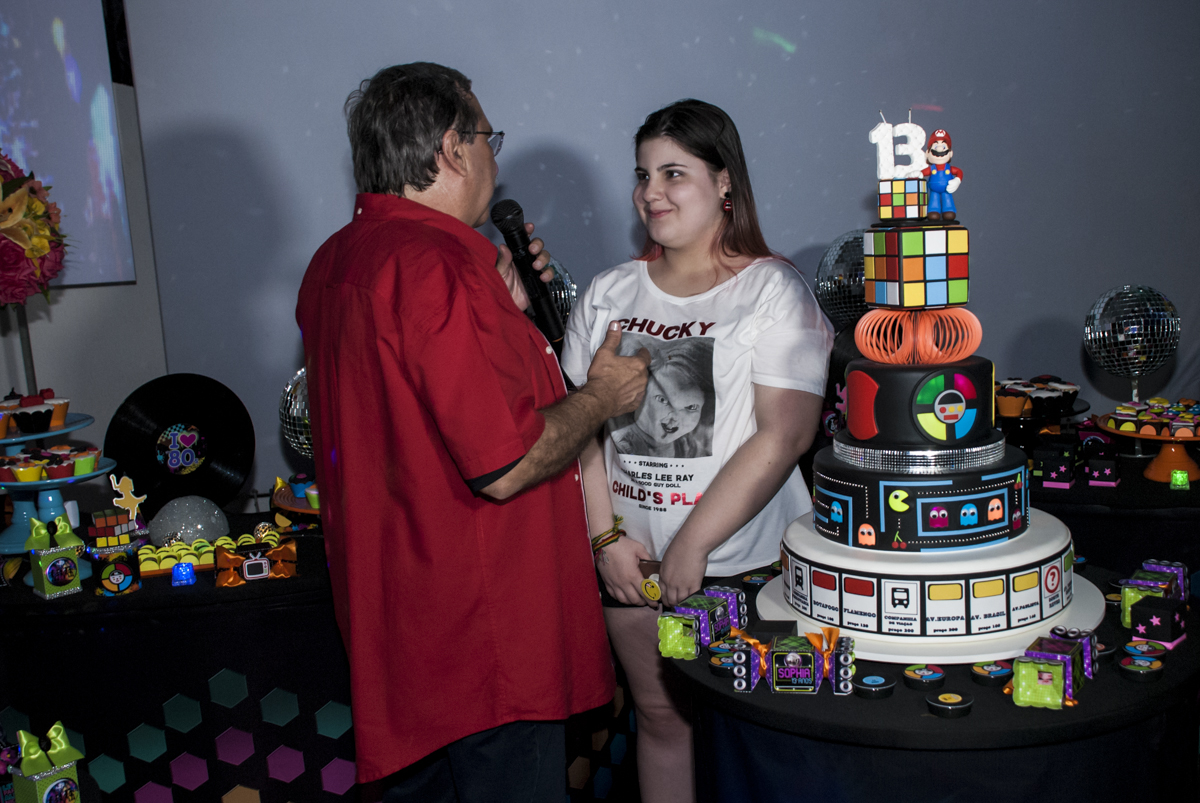 O vô vai desejar felicidades para a neta