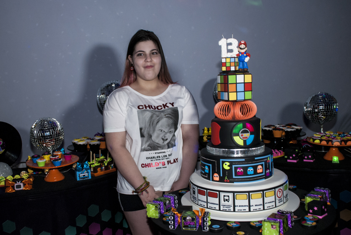 feliz vendo todos cantar parabéns