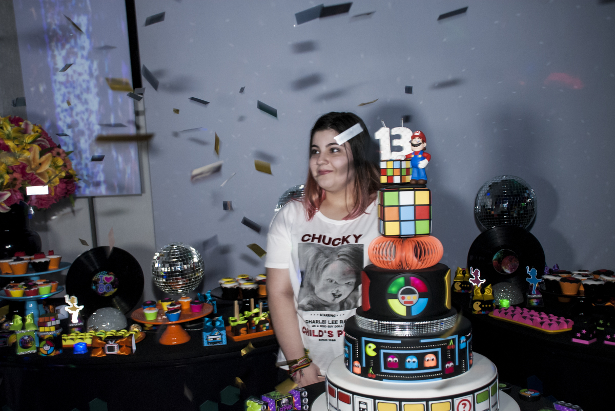 chuva de papel picado na aniversariante