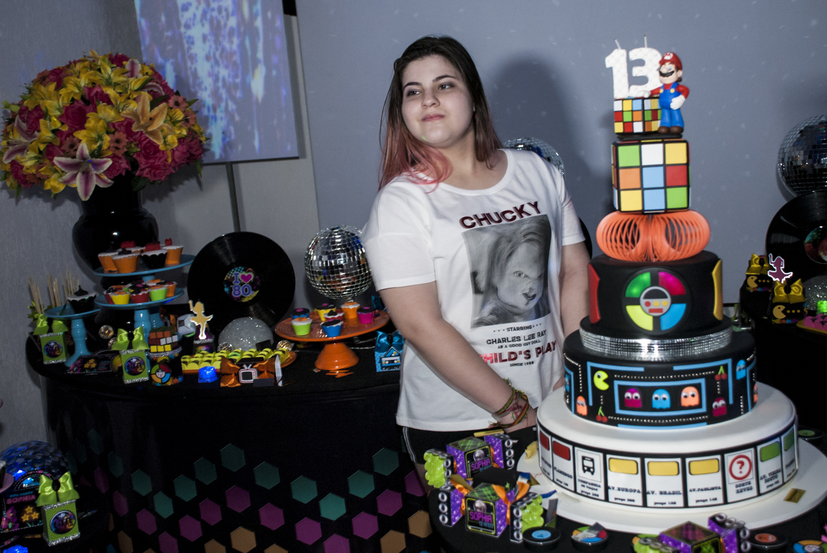 atenta olhando a todos com muita alegria