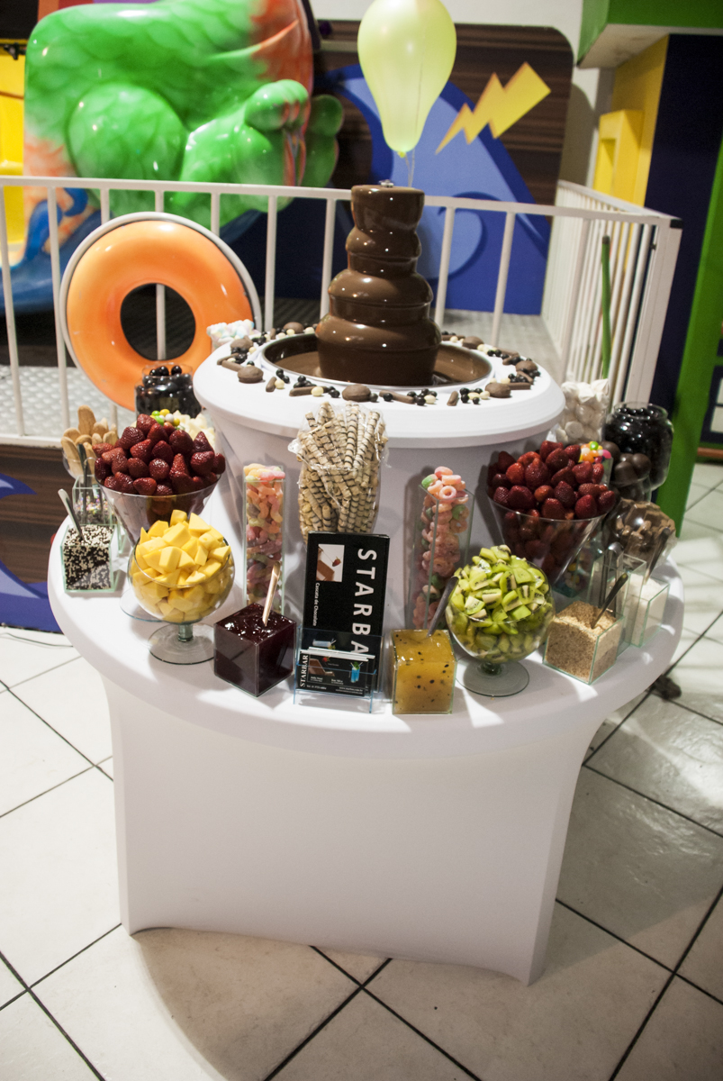 mesa de de frutas e chocolates