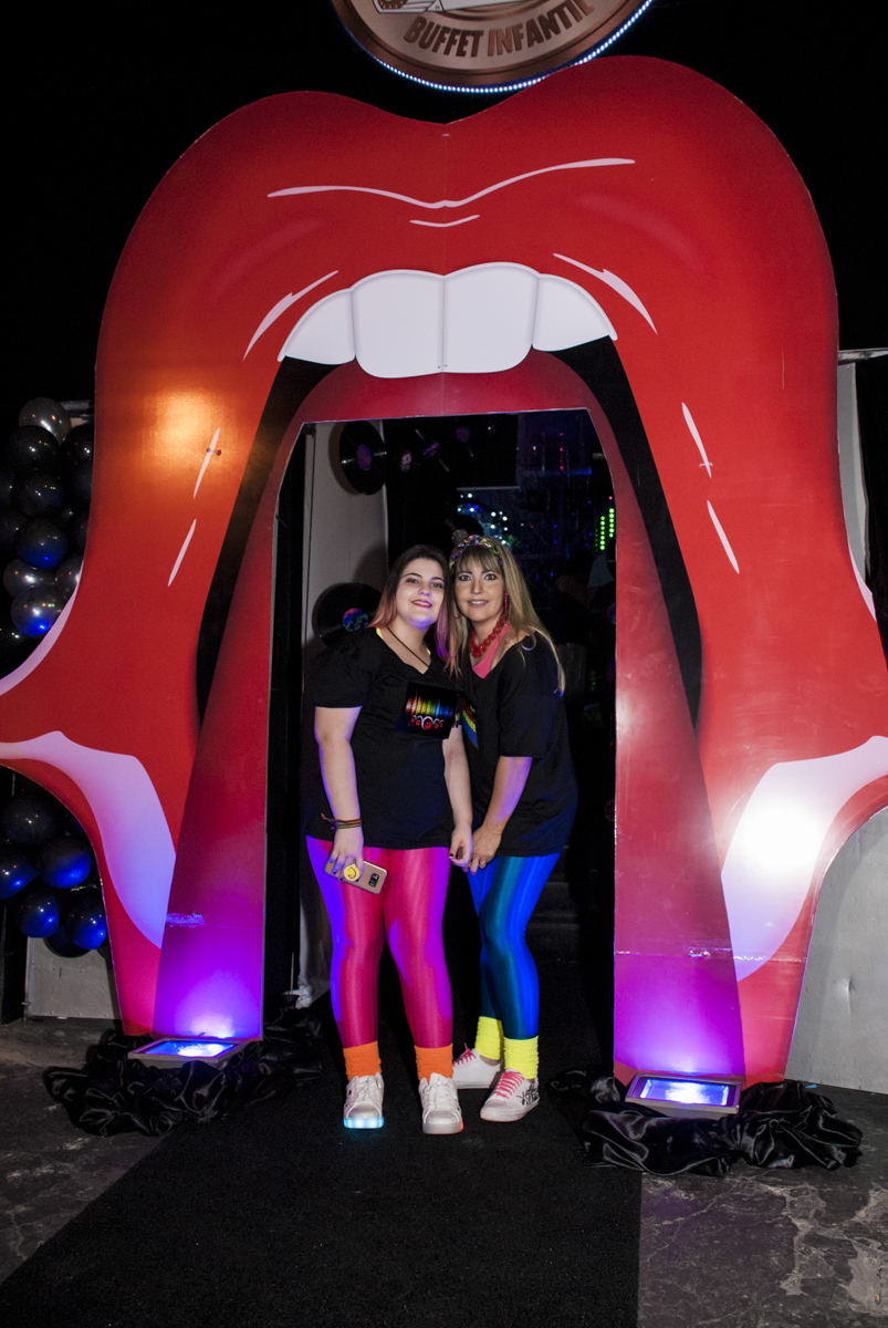 fotografia de mãe e filha na frente do Buffet