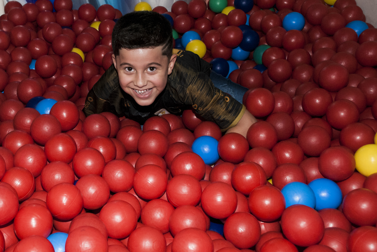 mergulho na piscina de bolinhas