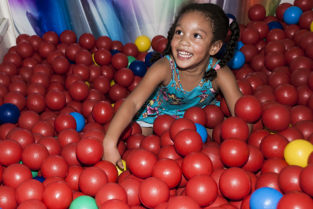 mais uma fã de brincar nas bolinhas coloridas