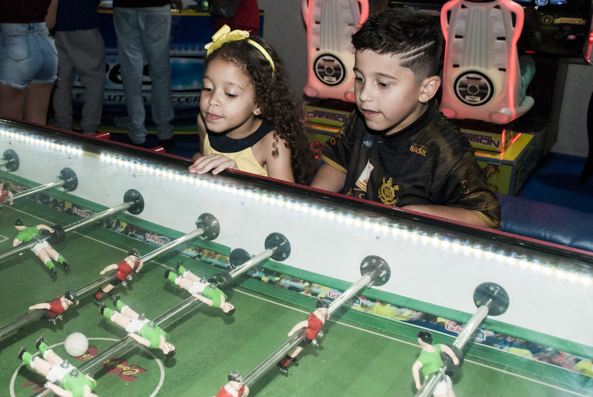 jogo de futebol de mesa com a amiga