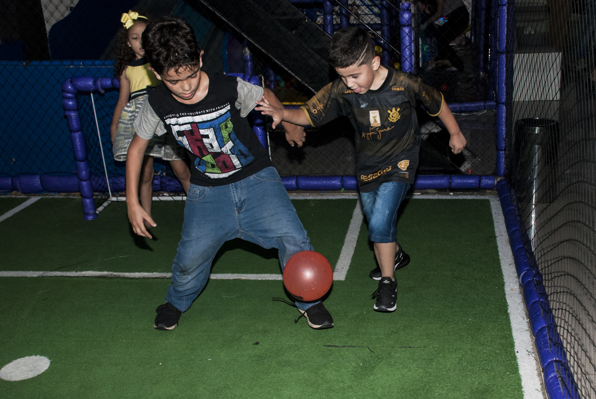 disputa pela bola no jogo de futebol