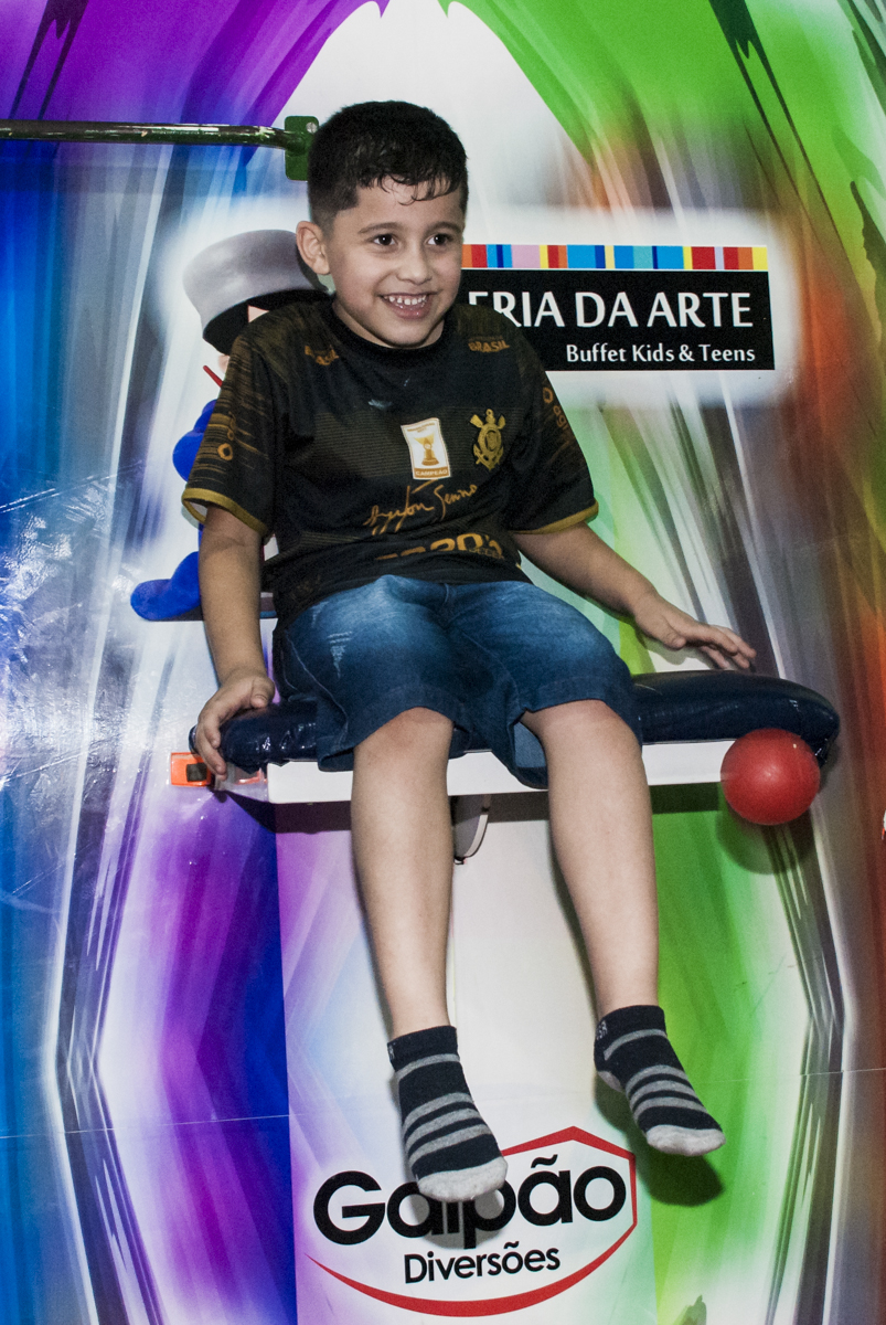 mais um que brinca no brinquedo tombo legal