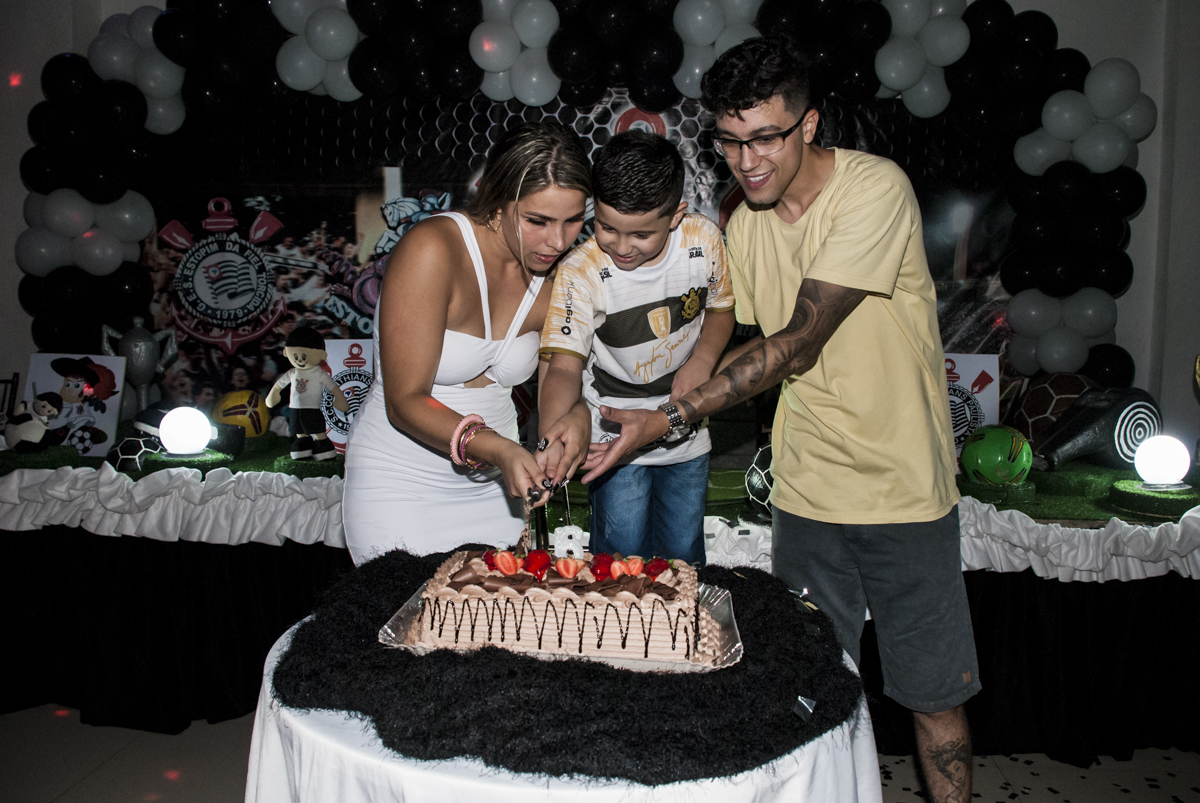 cortando o primeiro pedaço de bolo