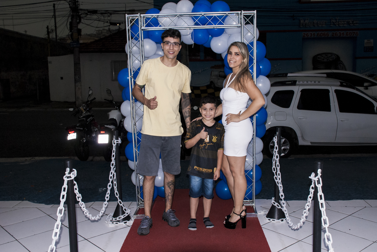 foto da família no arco de bexigas