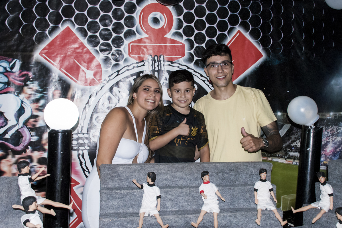 posando feliz para a foto com os pais