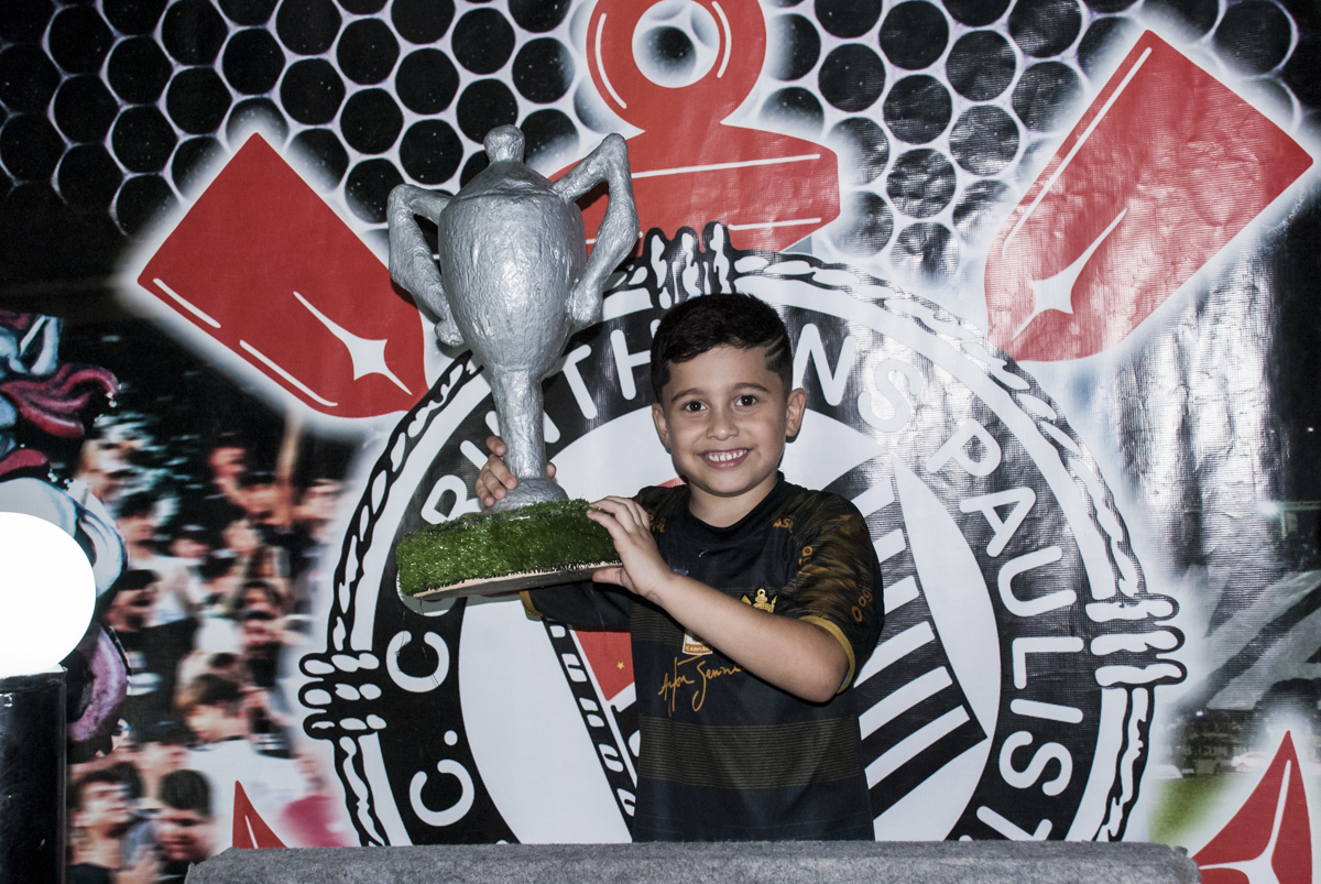 erguendo orgulhoso a taça