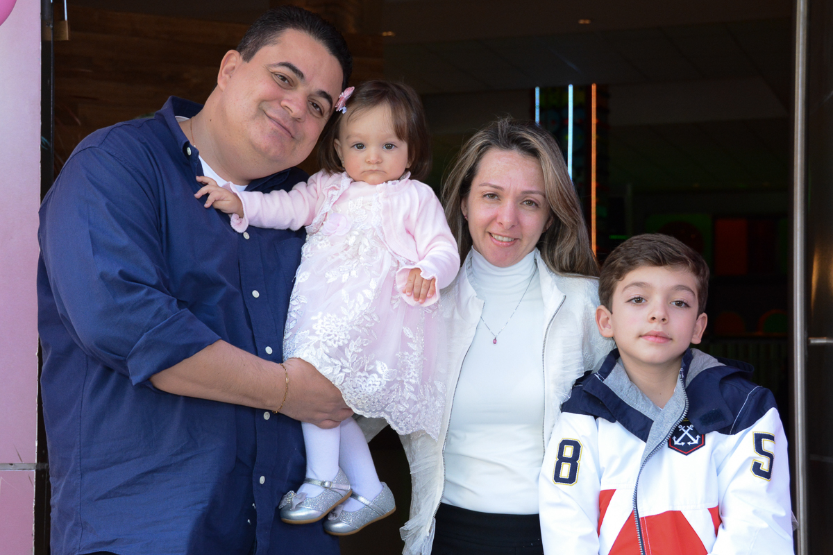 Lorena com mamãe e papai no Buffet Planeta Kids - SP