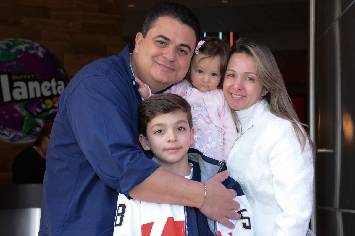 Lorena e família no arco de bexigas  no Buffet Planeta Kids, São Paulo - SP