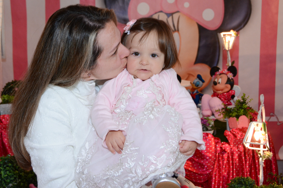 Mamãe beijando Lorena em frente a mesa decorada  no Buffet Planeta Kids, São Paulo - SP