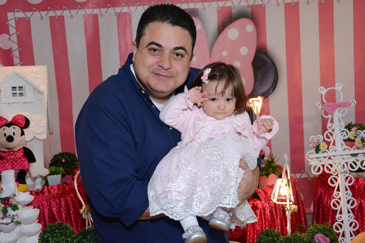 Lorena no colo do papai em frente a mesa decorada  no Buffet Planeta Kids, São Paulo - SP