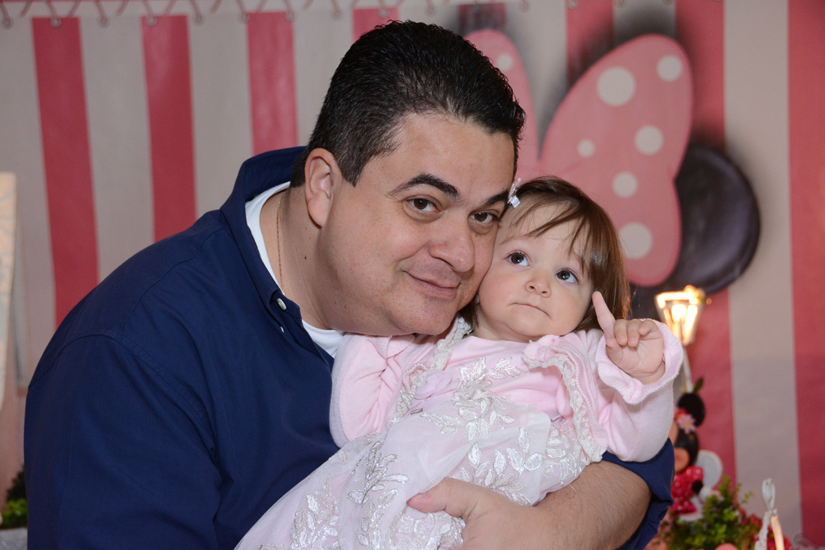 Papai de rostinho colado com Lorena em frente a mesa decorada  no Buffet Planeta Kids, São Paulo - SP