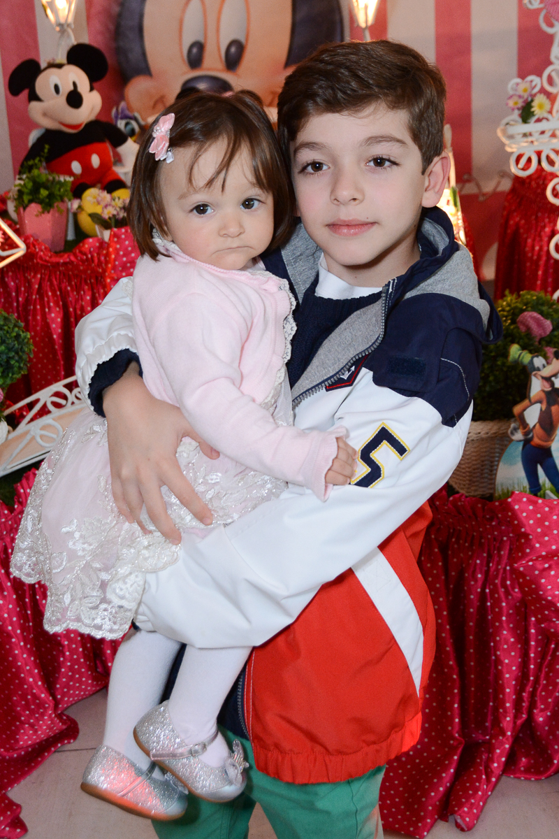 Lorena e irão em frente a mesa decorada  no Buffet Planeta Kids, São Paulo - SP
