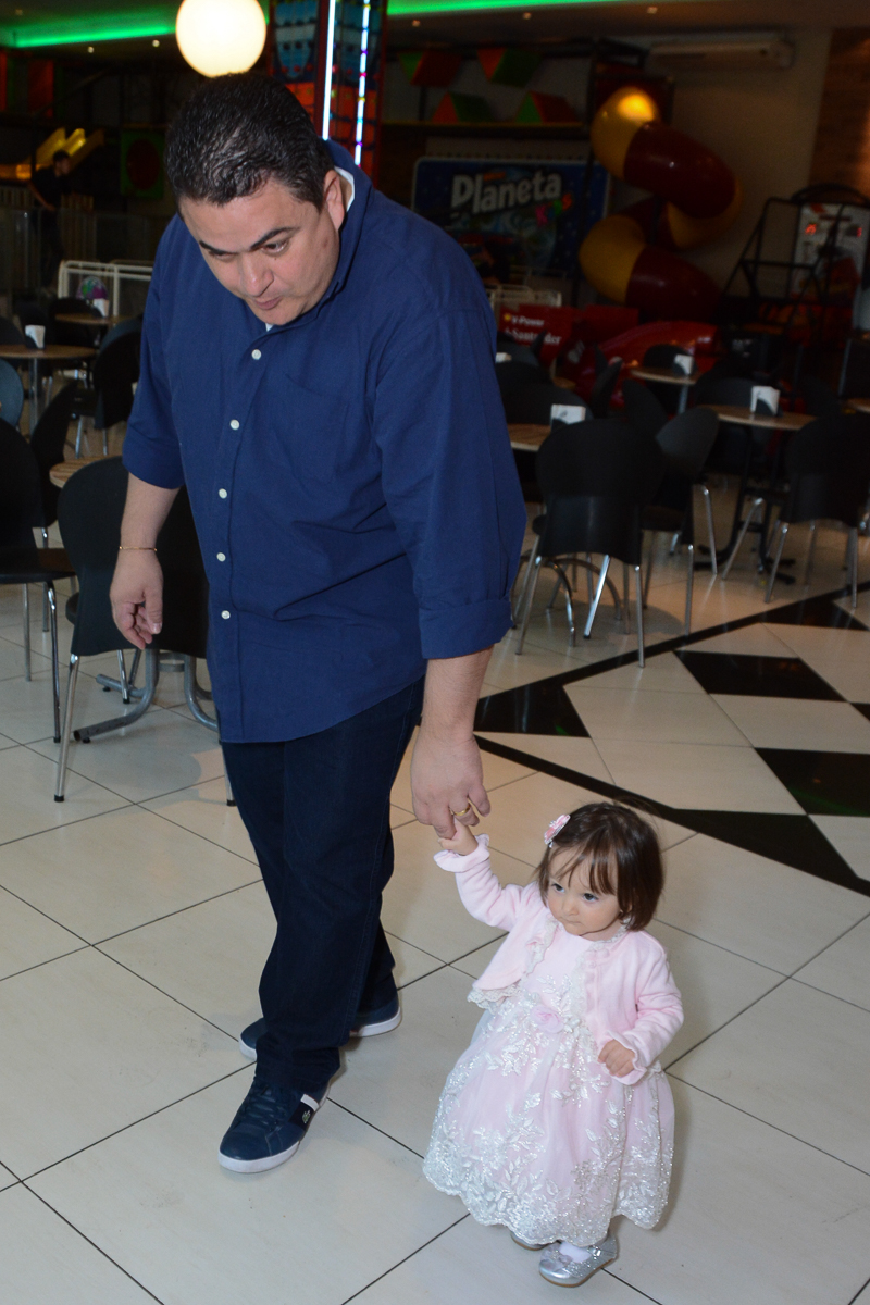 Papai passeando com Lorena  no Buffet Planeta Kids, São Paulo - SP
