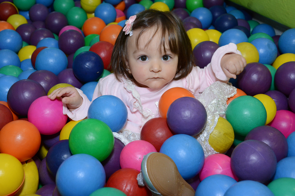 Lorena na piscina de bolinha  no Buffet Planeta Kids, São Paulo - SP