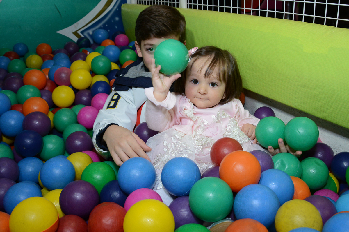 Lorena e o irmão na piscina de bolinha  no Buffet Planeta Kids, São Paulo - SP