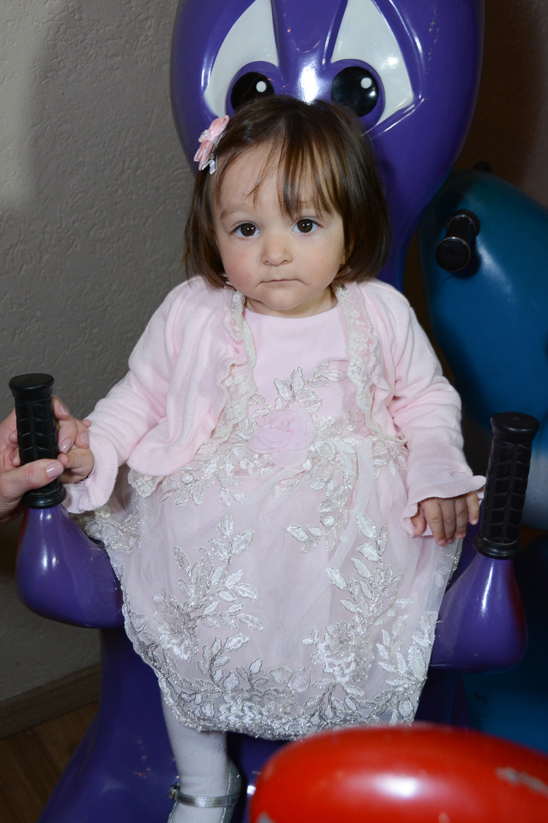 Lorena brincando no carrocel  no Buffet Planeta Kids, São Paulo - SP