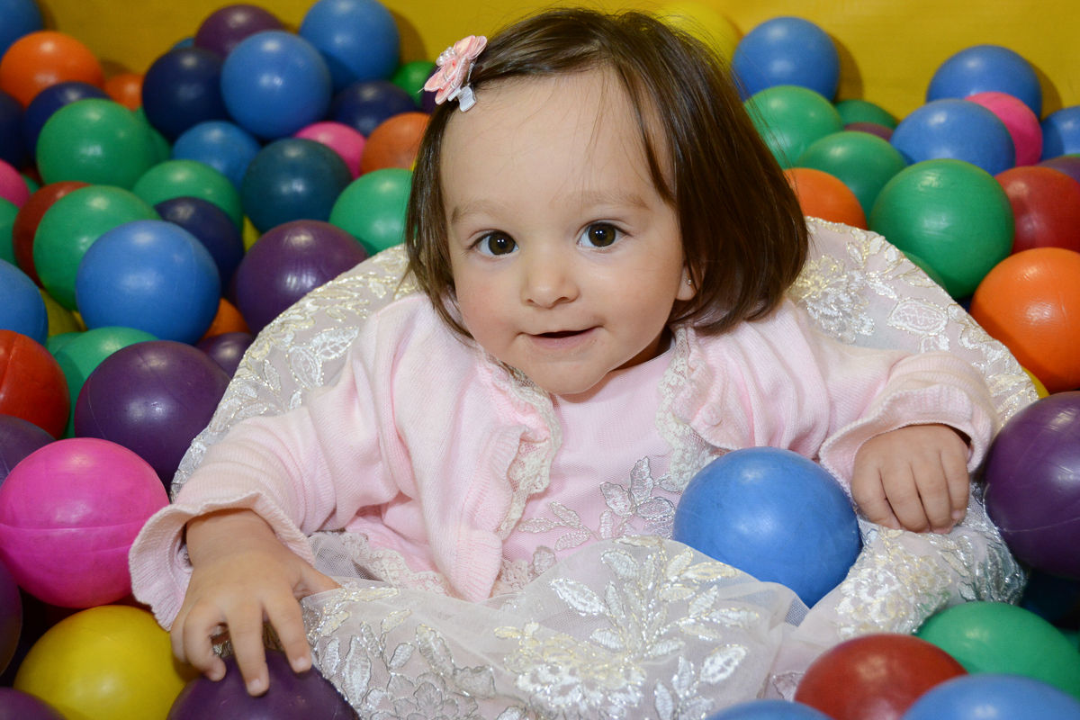 Lorena jogando bolinha  no Buffet Planeta Kids, São Paulo - SP