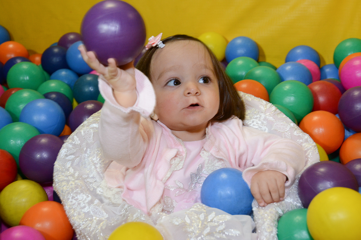 Lorena sorrindo  no Buffet Planeta Kids, São Paulo - SP