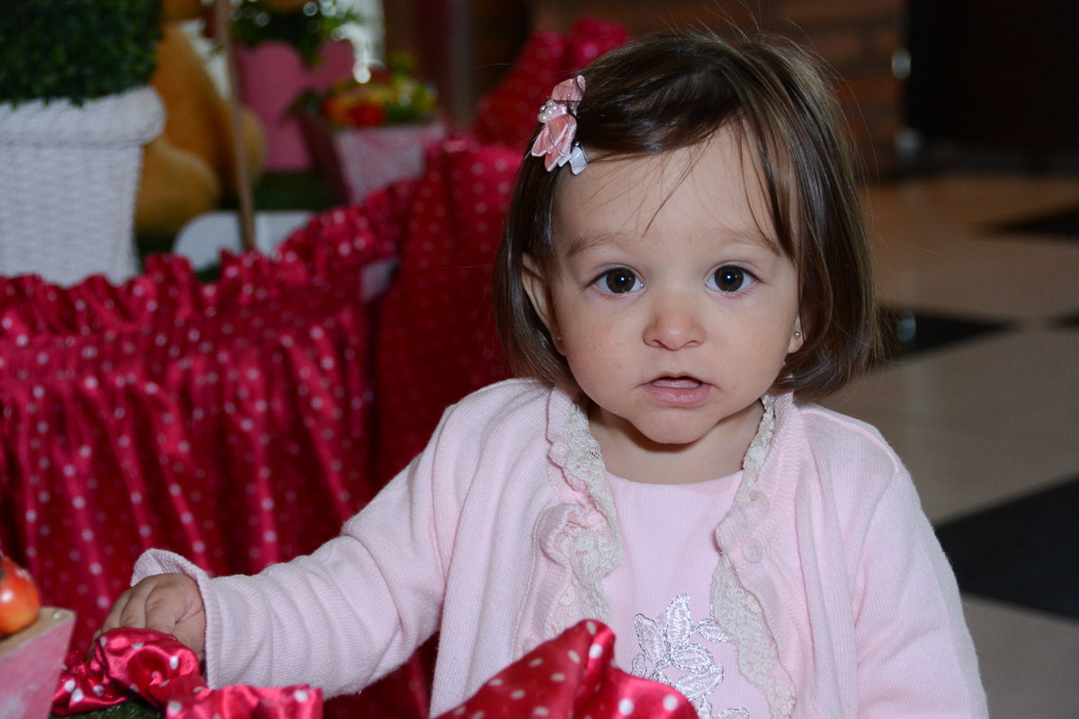 Lorena em frente a mesa do Parabéns  no Buffet Planeta Kids, São Paulo - SP