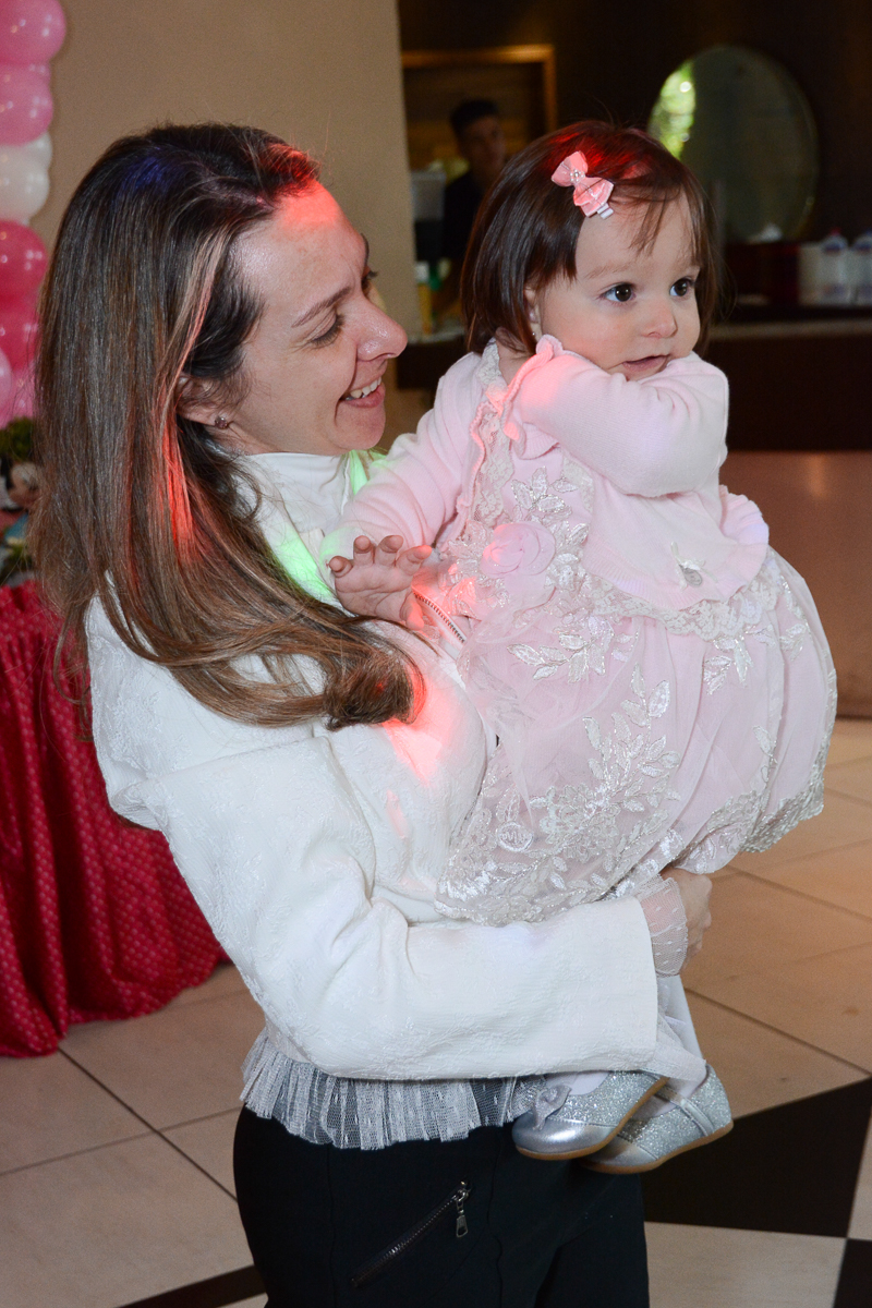 Lorena no colo da mamãe  no Buffet Planeta Kids, São Paulo - SP