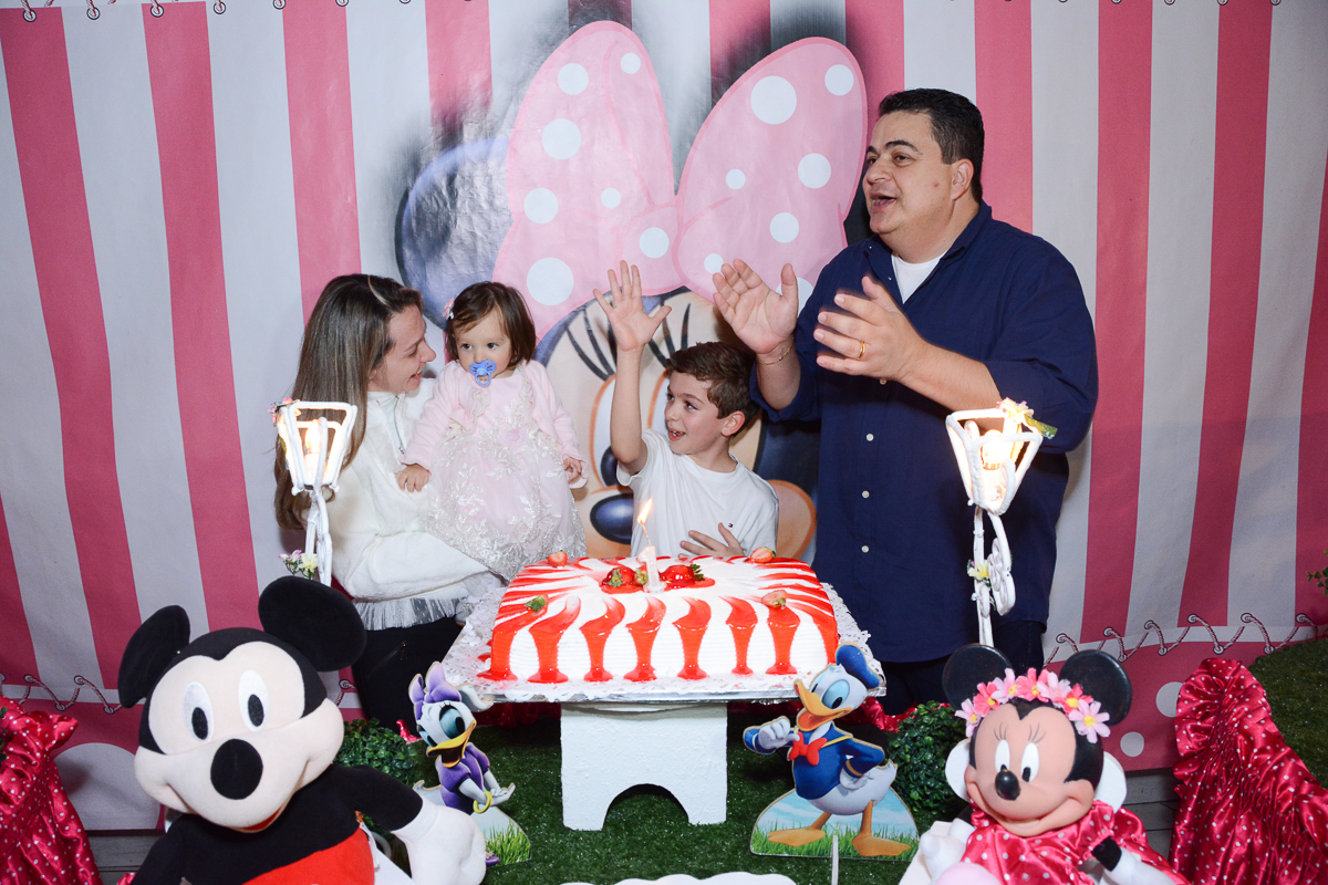 Família cantando parabéns  no Buffet Planeta Kids, São Paulo - SP