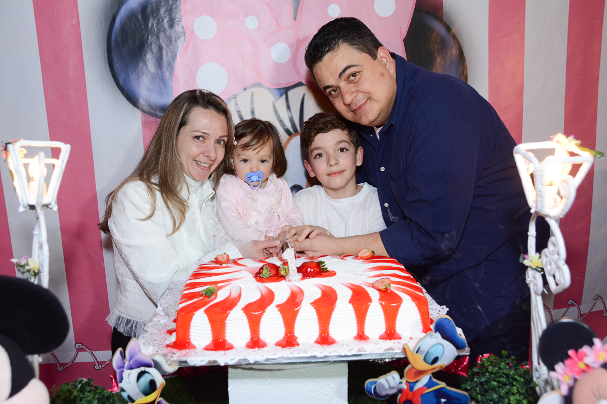 Família feliz na festa da Lorena  no Buffet Planeta Kids, São Paulo - SP