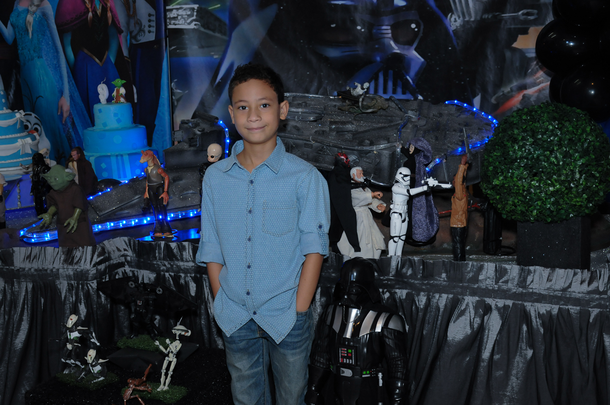 Gabriel em frente a mesa decorada  Buffet Zureta-Osasco -SP