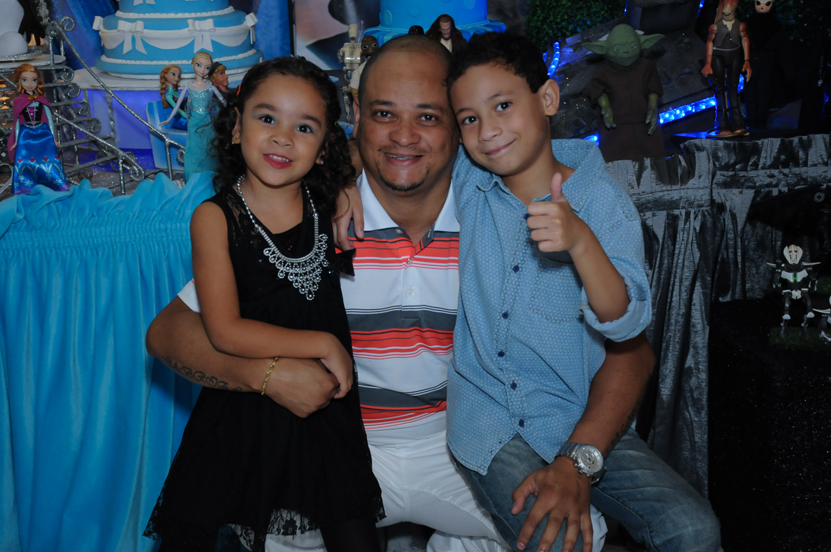 Gabriel e Anna com o papai em frente a mesa decorada  Buffet Zureta-Osasco -SP