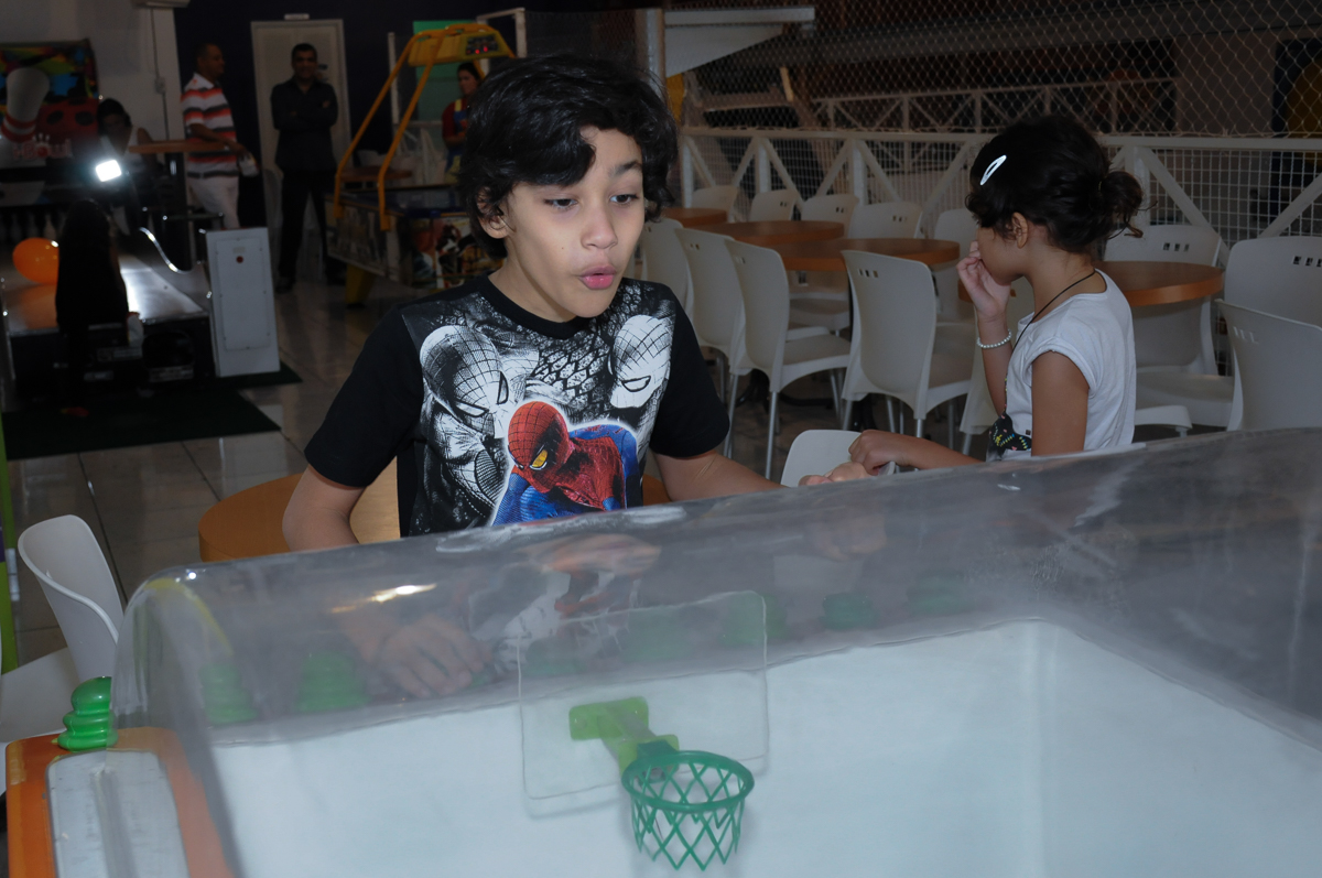 amiguinho brincando  Buffet Zureta-Osasco -SP