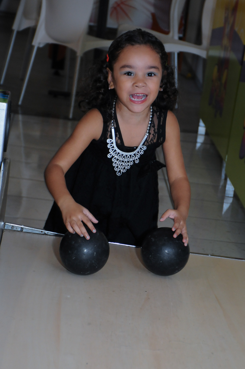 Ana Carolina se divertindo em sua festa de aniversário  Buffet Zureta-Osasco -SP